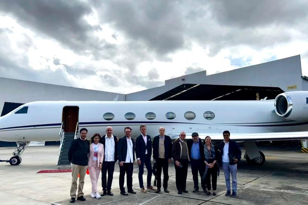 Delegación de Colombia que partió a Cuba para el inicio de diálogo con el ELN / Twitter del canciller de Colombia, Álvaro Leyva 
