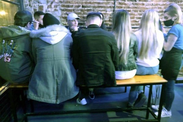 Cero distanciamiento. Así atendían en la panchería clausurada.