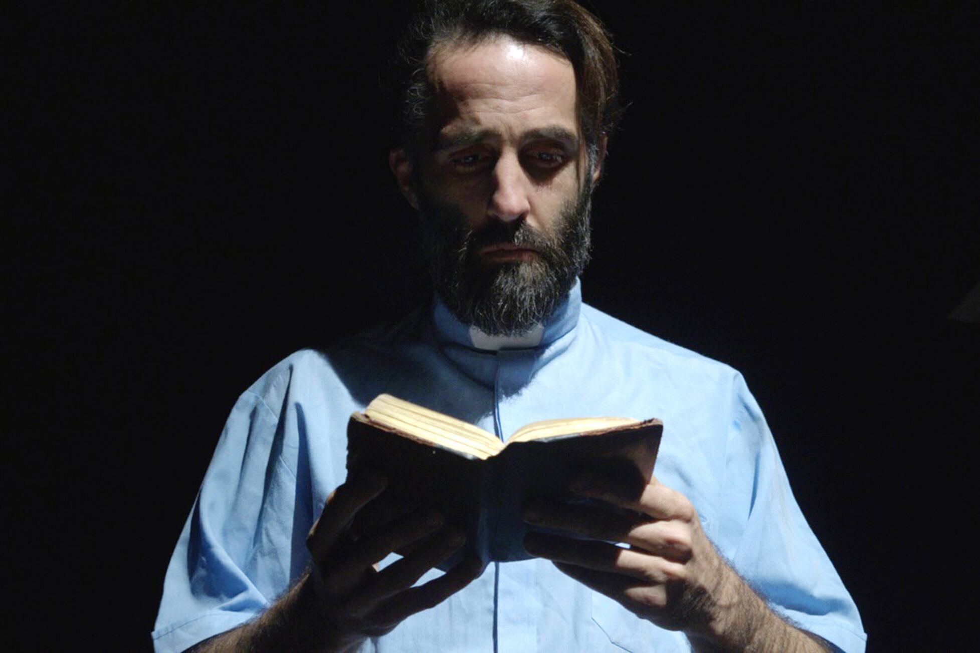 Robiolo encarna a un sacerdote que recurre a un inesperado mediador.