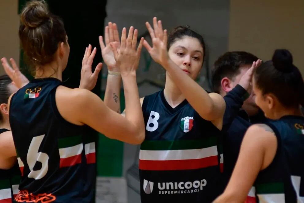 Las chicas son furor en la ciudad y juegan los partidos con aforo completo.