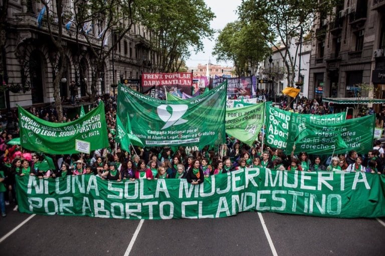 Las organizaciones marcharon por Avenida de Mayo.