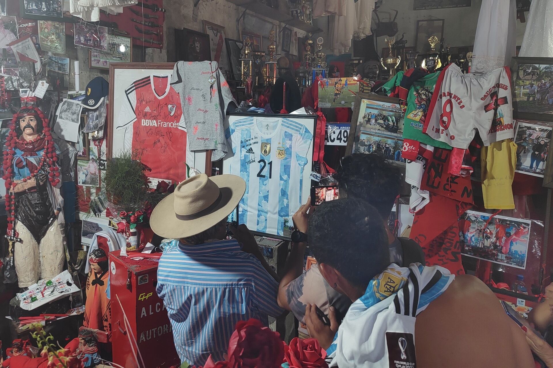 "El Guacho es un estilo de vida", asegura uno, entre los miles de asistentes. "¡Viva el Gaucho!", le responden desde la caravana de autos