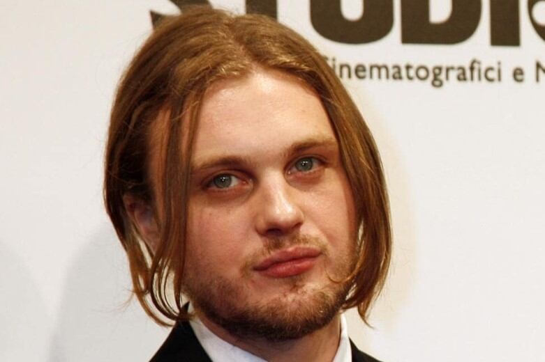 El actor estadounidense Michael Pitt fue detenido y luego liberado bajo fianza por cargos de abuso sexual