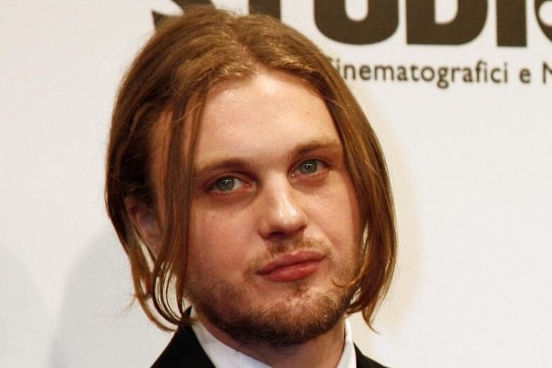 El actor estadounidense Michael Pitt fue detenido y luego liberado bajo fianza por cargos de abuso sexual