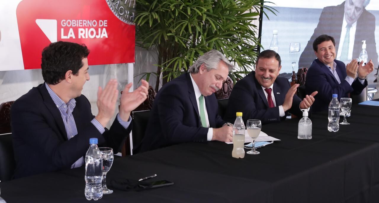 Alberto Fernández firmó convenios con el gobernador riojano Ricardo Quintela.