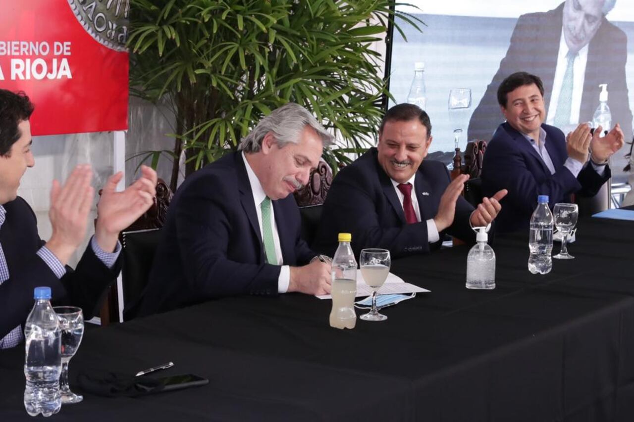 Alberto Fernández firmó convenios con el gobernador riojano Ricardo Quintela.
