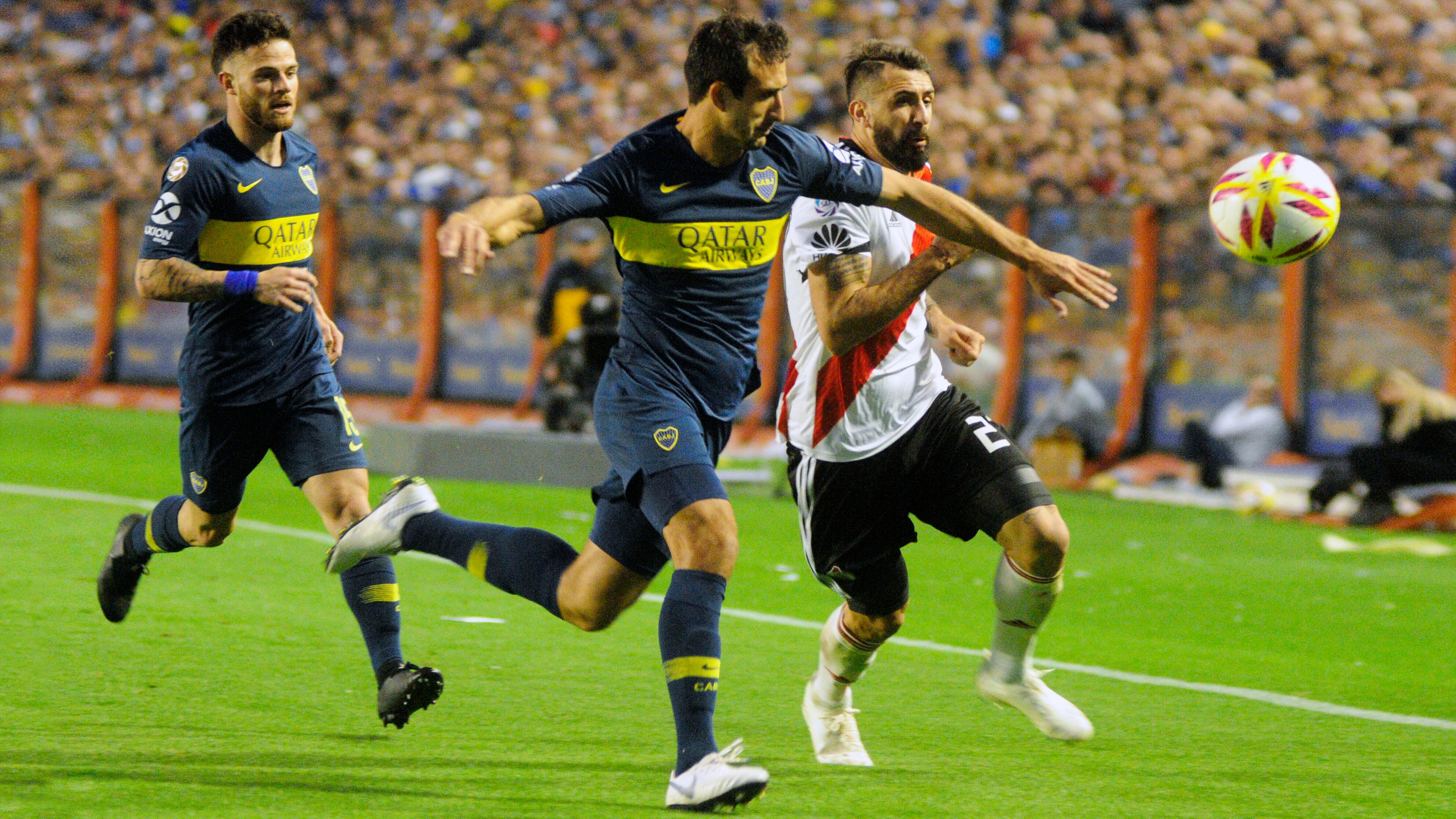 Izquierdoz y Pratto en la primera final de la Copa Libertadores.