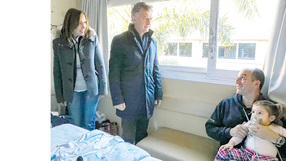 El Presidente hizo una recorrida por un hospital de Tandil que lleva el nombre de su abuelo, Debilio Blanco Villegas.