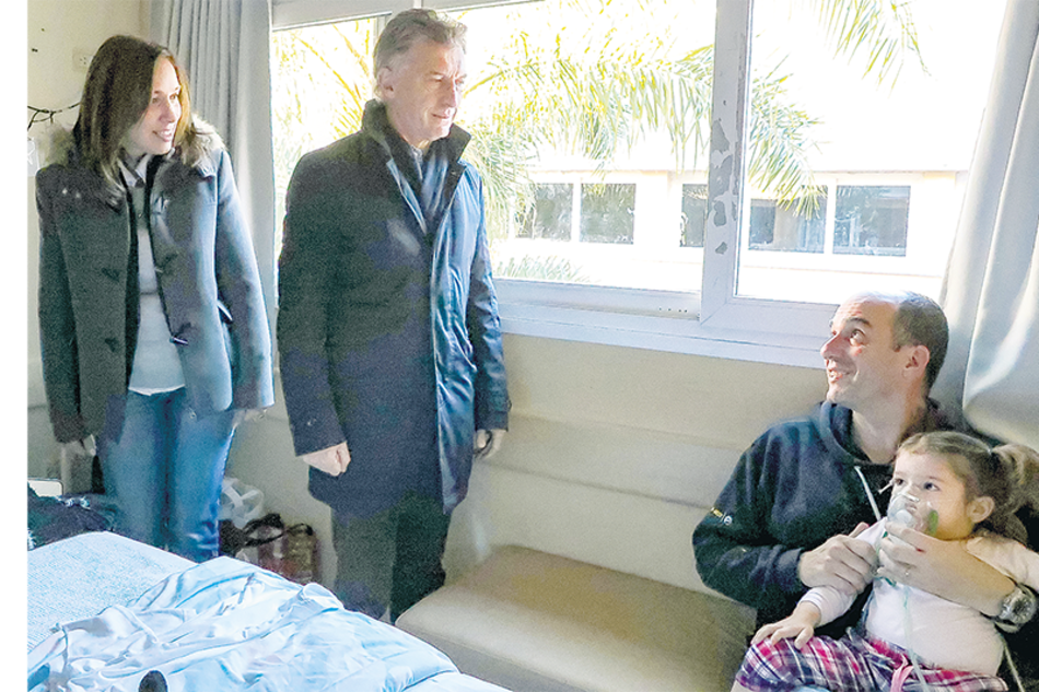 El Presidente hizo una recorrida por un hospital de Tandil que lleva el nombre de su abuelo, Debilio Blanco Villegas.