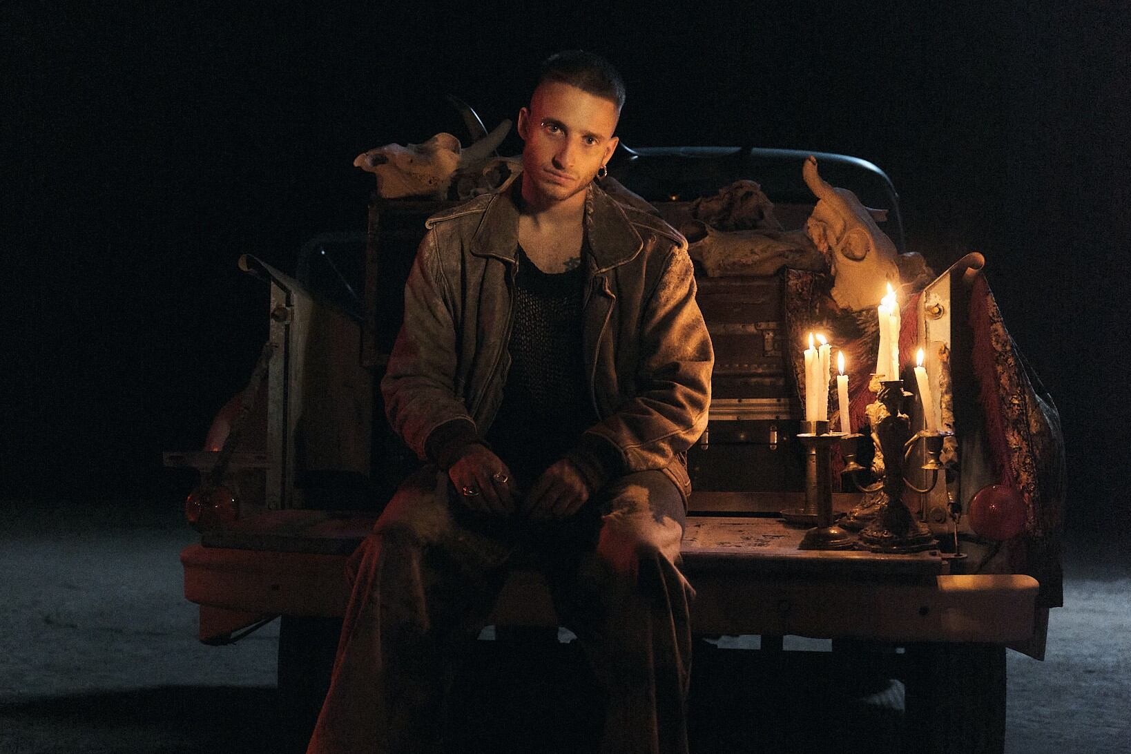 Además de "Melancolía", hay feats nuevos de todo tipo, como los de Fradi y Panchito Villa, Emma Horvilleur y Carlota Urdiales o J Mena y Los Palmeras