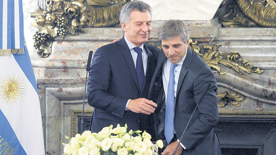 Mauricio Macri y Luis Caputo. El ajuste tiene varias víctimas y un solo sector beneficiario: los acreedores de la deuda pública.