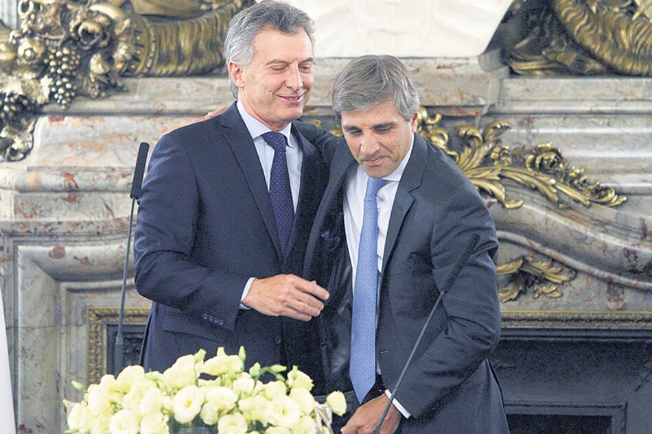 Mauricio Macri y Luis Caputo. El ajuste tiene varias víctimas y un solo sector beneficiario: los acreedores de la deuda pública.