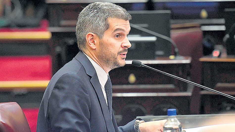 Ante un recinto semipoblado, Peña brindó su informe acompañado por otros funcionarios de Jefatura de Gabinete.