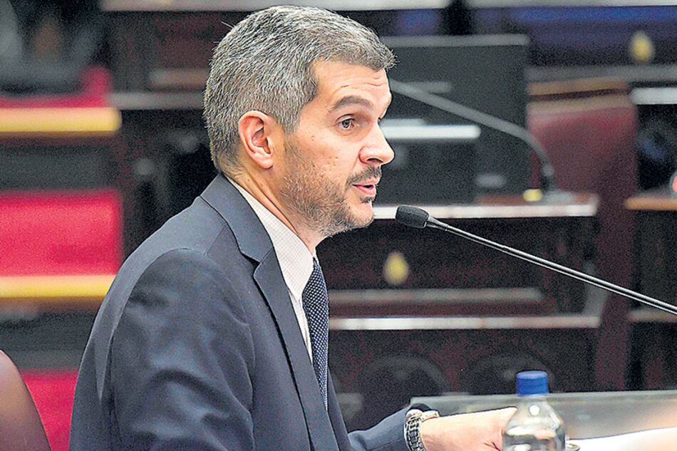 Ante un recinto semipoblado, Peña brindó su informe acompañado por otros funcionarios de Jefatura de Gabinete.