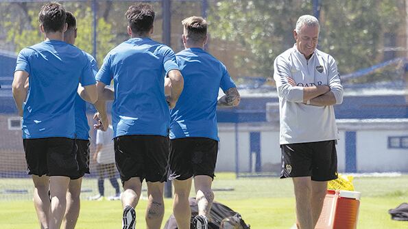 Alfaro camina por el complejo Pedro Pompilio viendo pasar al trote a los jugadores del Xeneize.