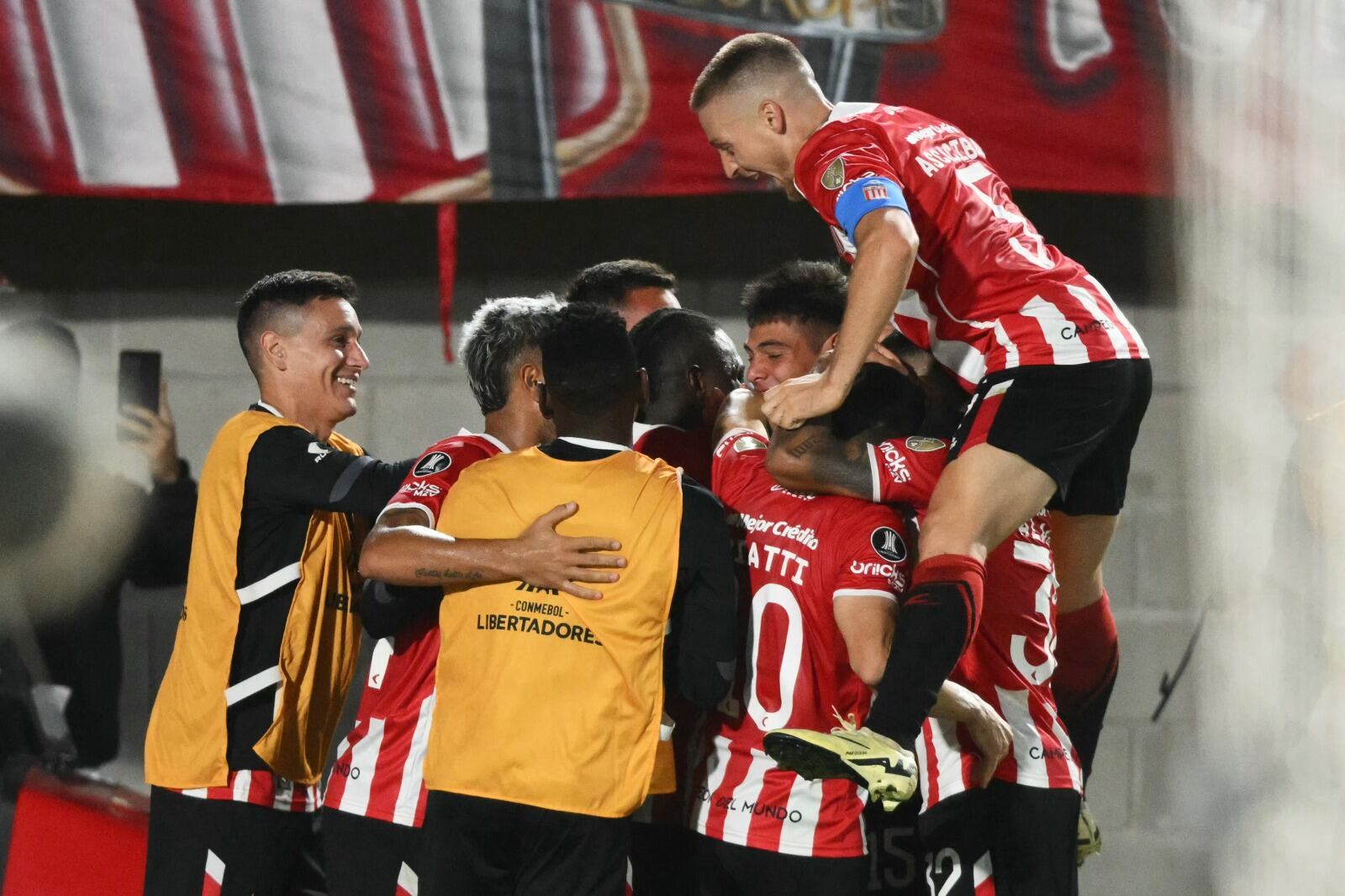 Estudiantes rodea a Cetré, autor del gol de la victoria ante The Strongest