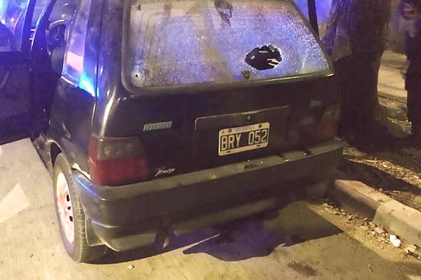 El Fiat Uno en el que viajaba la familia atacada por el policía, con un balazo en la luneta.