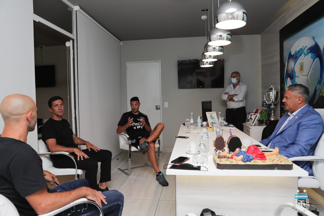 Mascherano, de espaldas, escucha a Scaloni.