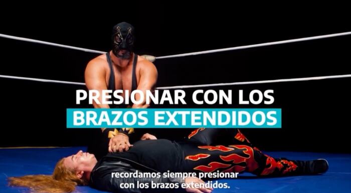 Los luchadores Vicente Viloni y Luis María "La Masa" Montanari enseñan maniobras de RCP.