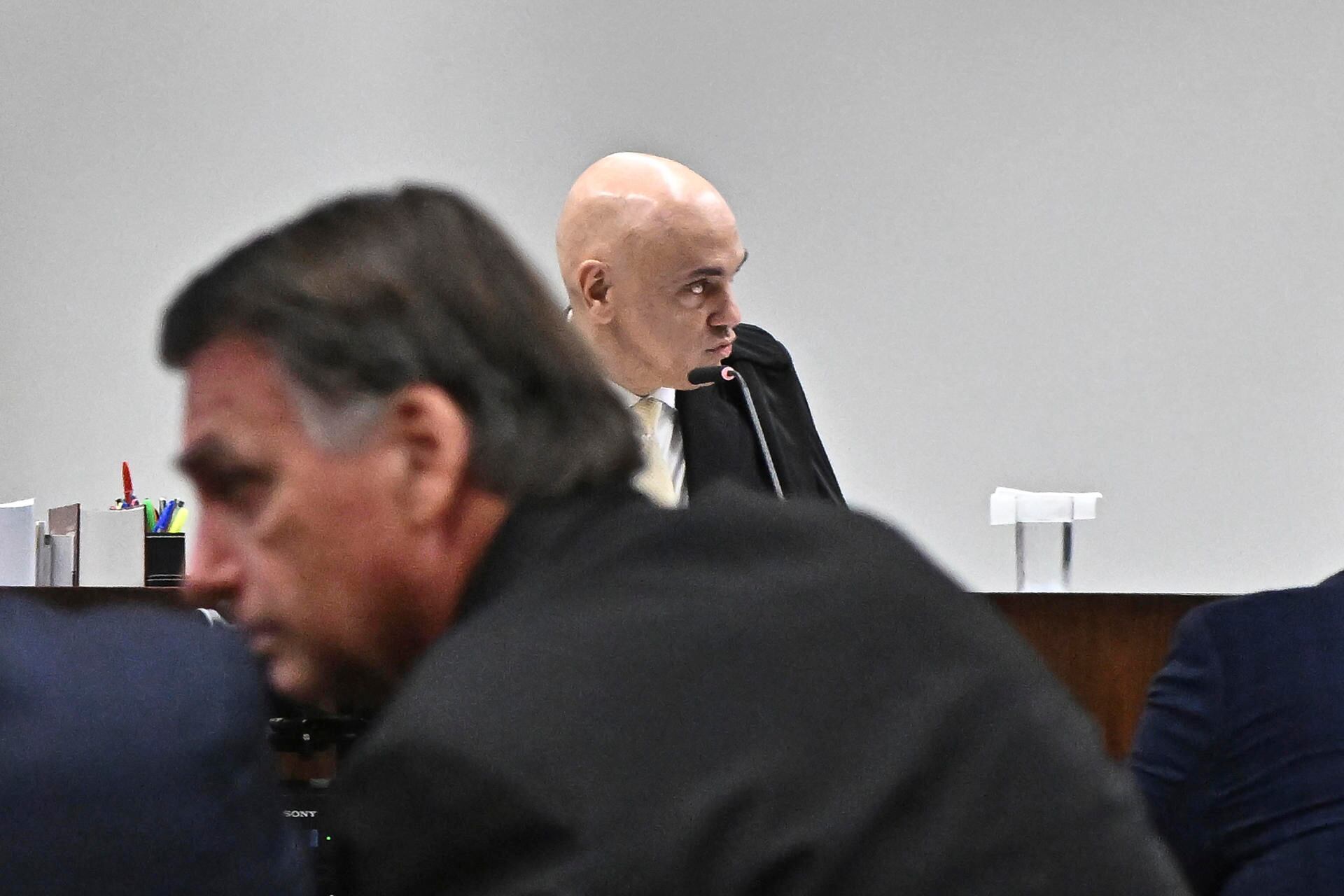 Bolsonaro comparece frente al juez Alexandre de Moraes durante la audiencia ante el Tribunal Supremo.