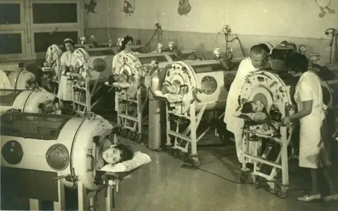 En el Hospital de Niños se inauguró una sección especial para el tratamiento de la parálisis infantil, pero pusieron a cargo a un especialista en ortopedia.