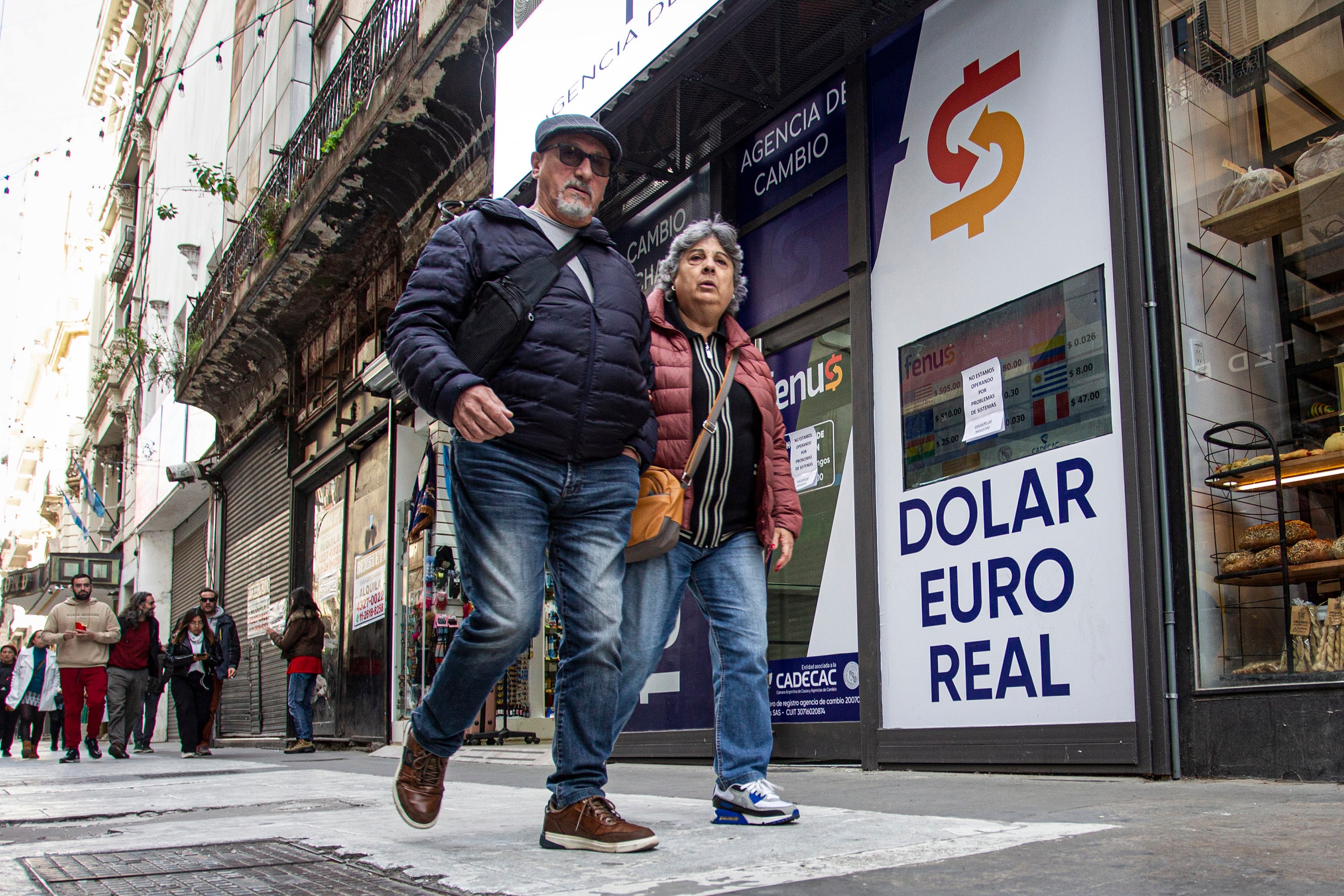  En esta semana empezaron a subir fuerte las cotizaciones de los dólares operados en la bolsa y del dólar blue.