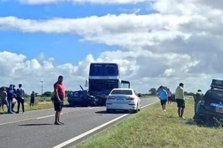 El accidente en la Ruta Provincial 11 se produjo entre un micro de larga distancia y un auto. Imagen: @solotransito