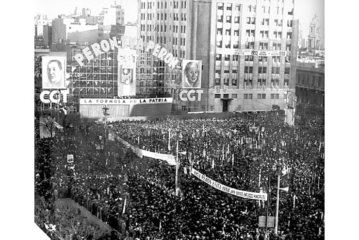 En 1951, Juan Domingo Perón es reelecto para un segundo mandato de seis años, tras vencer al binomio radical Balbín-Frondizi.