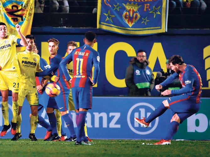 n Messi marcó un gol de tiro libre ayer ante Villarreal, cuando faltaba un minuto para el final.
