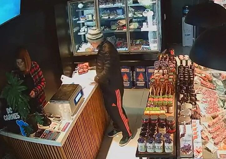 El hecho ocurrió durante el mediodía del sábado pasado en un comercio de Pasaje de las Ciencias al 200. El acusado era cliente habitual del local. Foto: Captura de pantalla.
