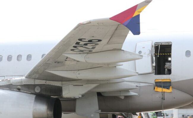 La puerta que abrió el pasajero en el vuelo de Asiana Airlines.