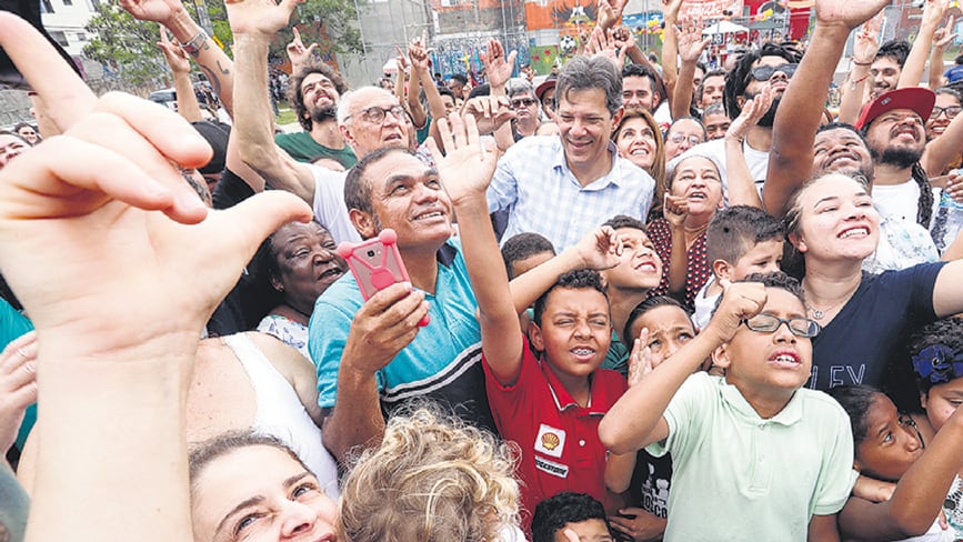 Haddad saluda a la multitud durante un acto de campaña en San Pablo.