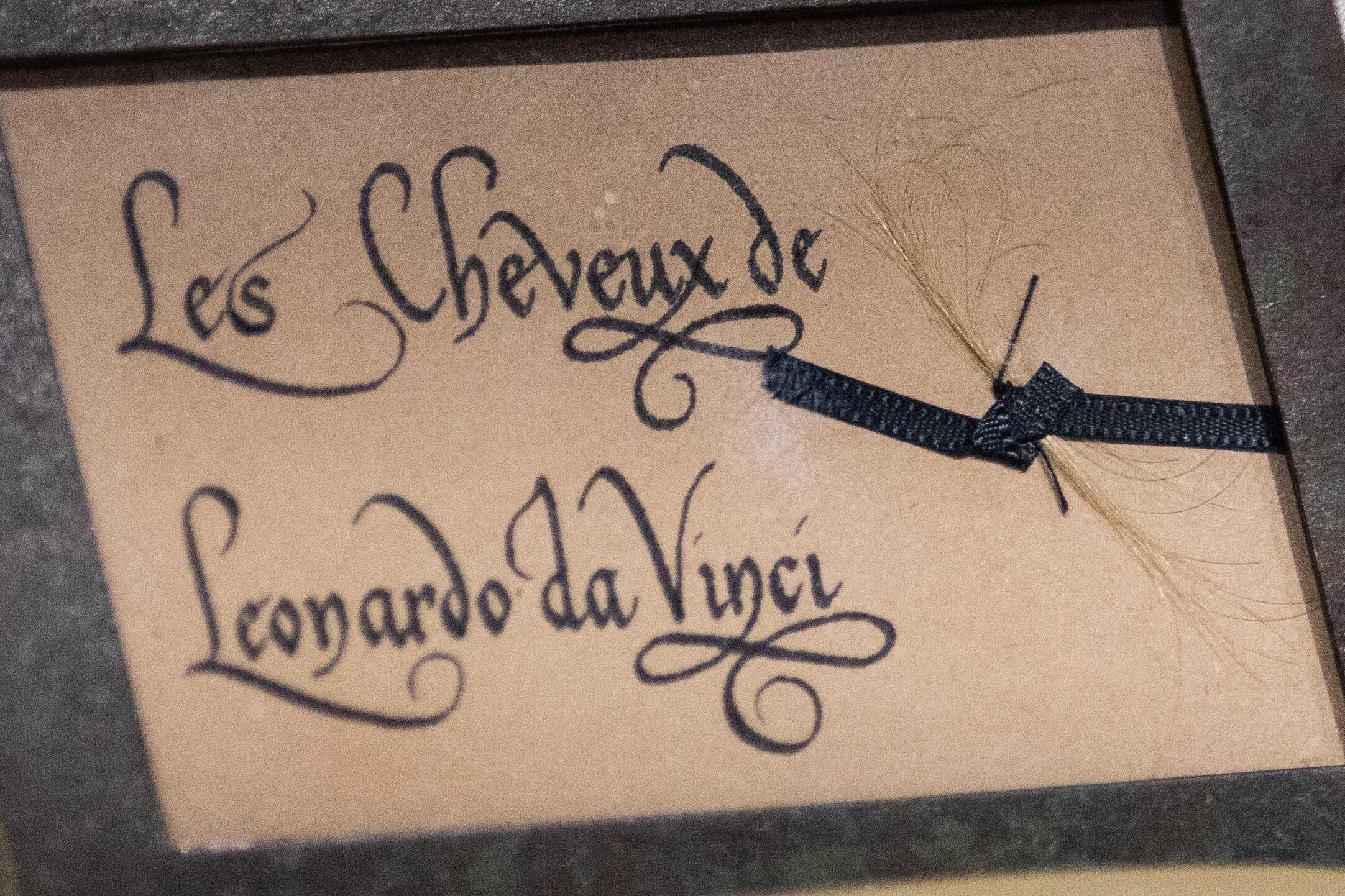 El cabello, atado con una cinta oscura y con la inscripción en francés, "Los cabellos de Leonardo da Vinci