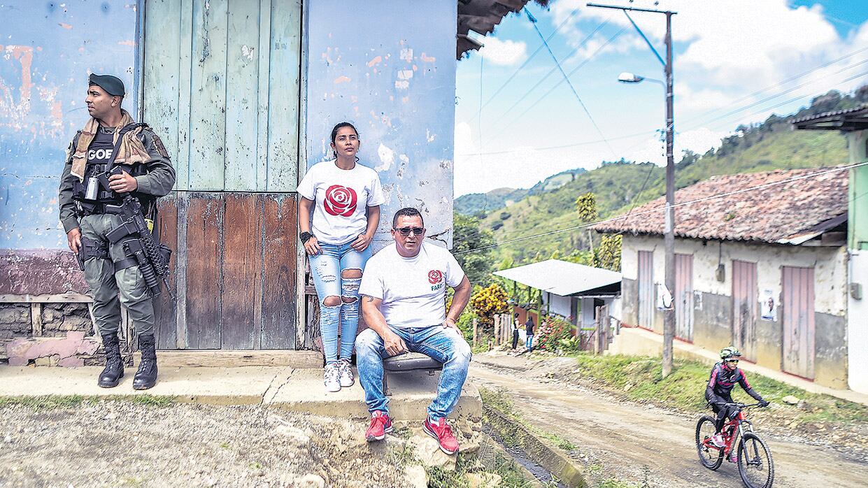Un agente de policía vigila un comité del partido político de las FARC en Monteloro, Valle del Cauca.
