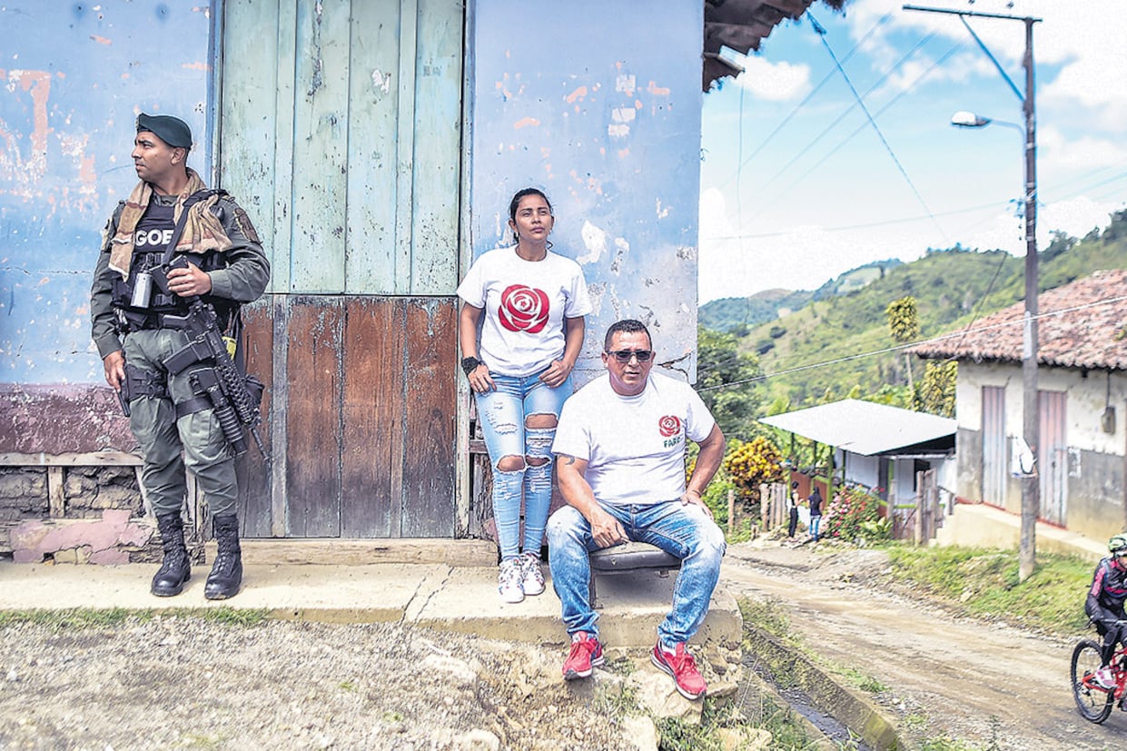 Un agente de policía vigila un comité del partido político de las FARC en Monteloro, Valle del Cauca.