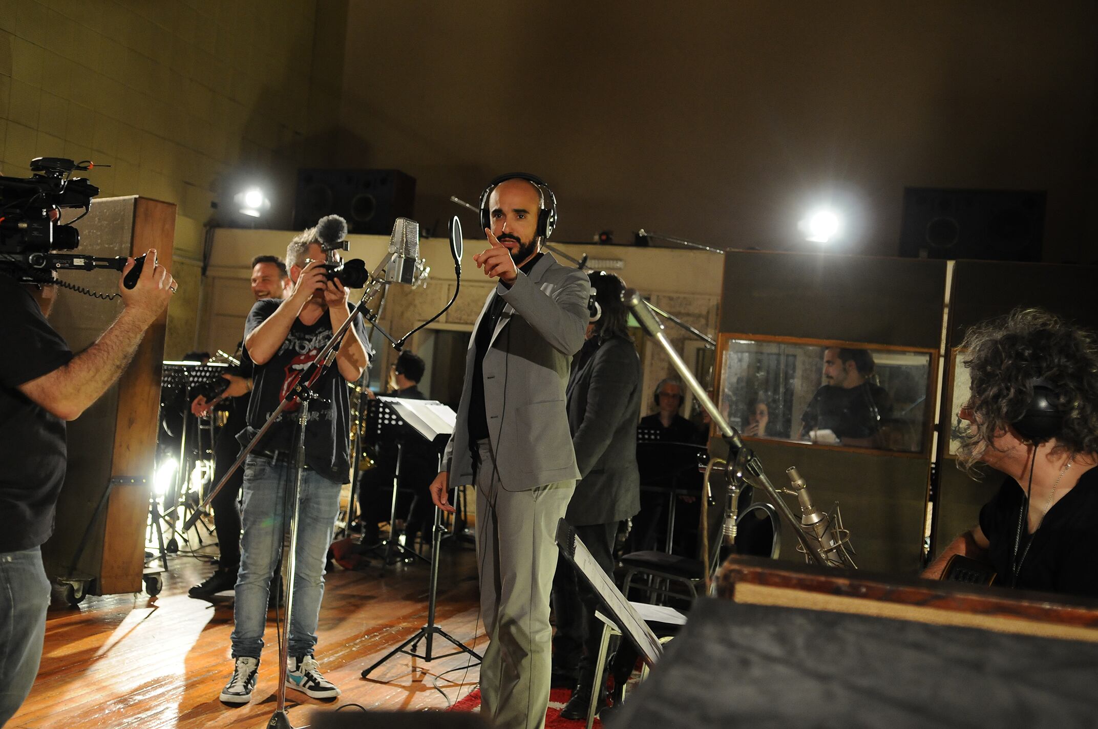 Abel Pintos estará acompañado por una orquesta dirigida por Guillo Espel. 