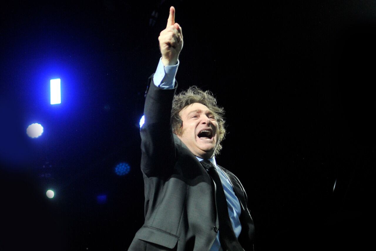 Tras negarse a responder por la actitud de su custodio, Javier Milei tuvo que repudiar que haya amagado con sacar un arma.