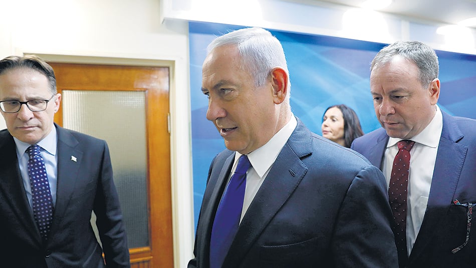 Si los investigadores prueban que Netanyahu pidió regalos, a cambio de favores podría ser procesado por fraude.