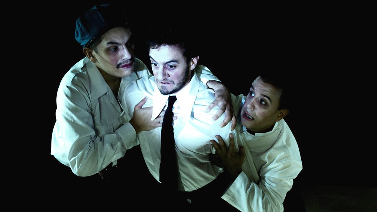 La obra expone una crítica a la "infoxicación" de los "miedos de comunicación".