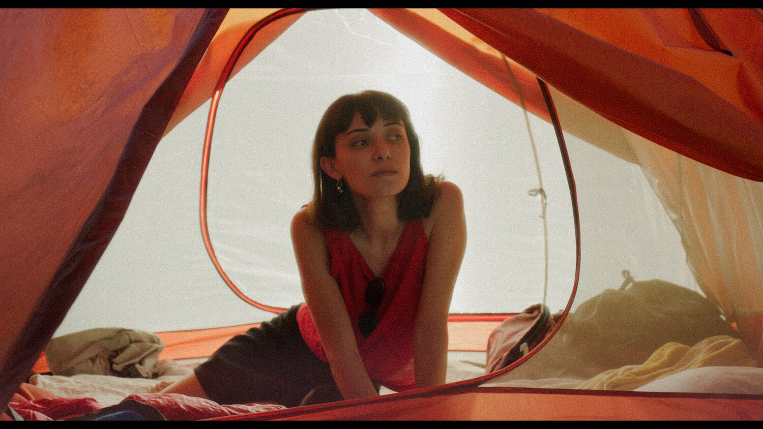 Alice (Emma Díaz) siempre parece estar esperando algo más.