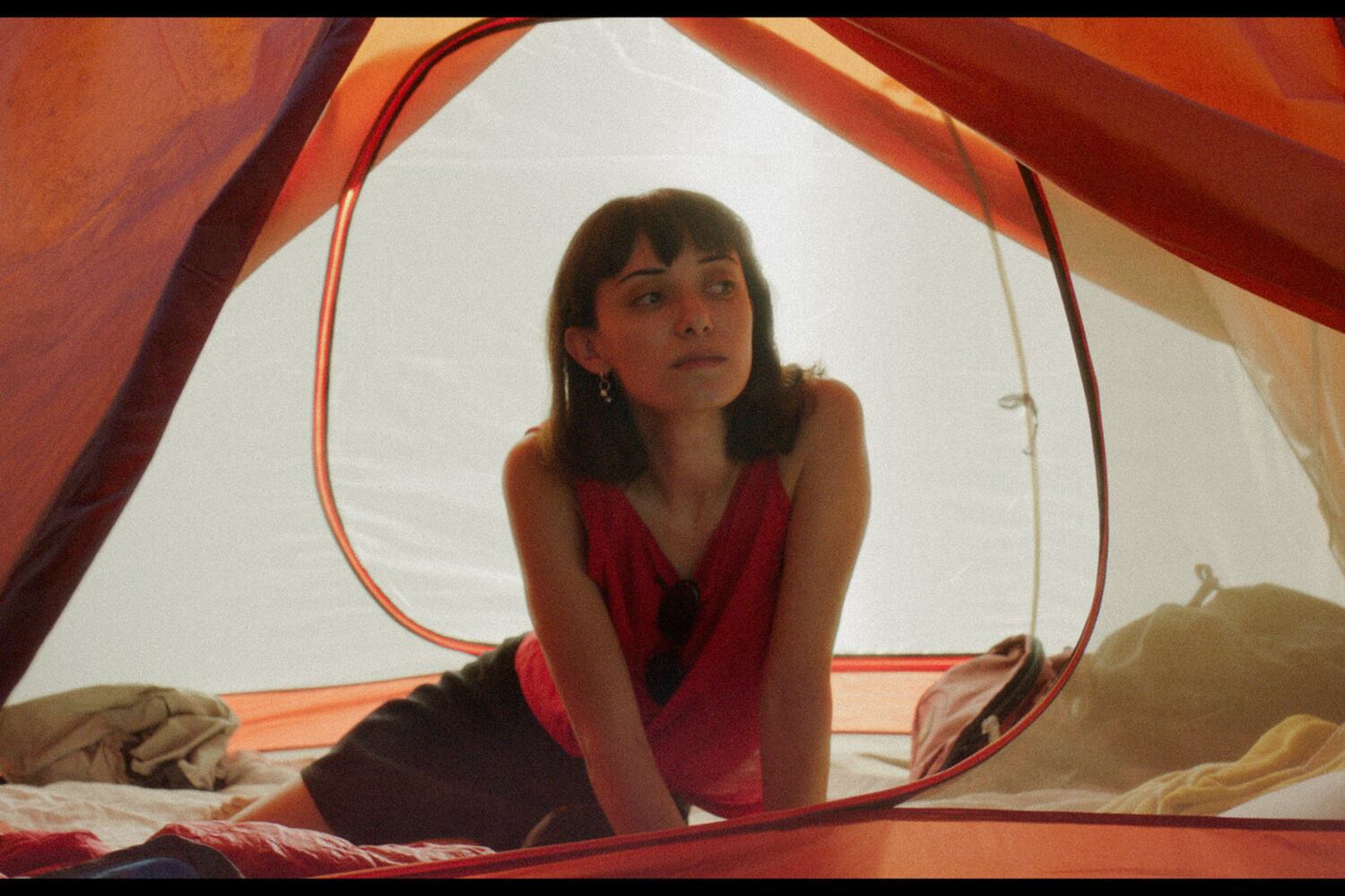 Alice (Emma Díaz) siempre parece estar esperando algo más.