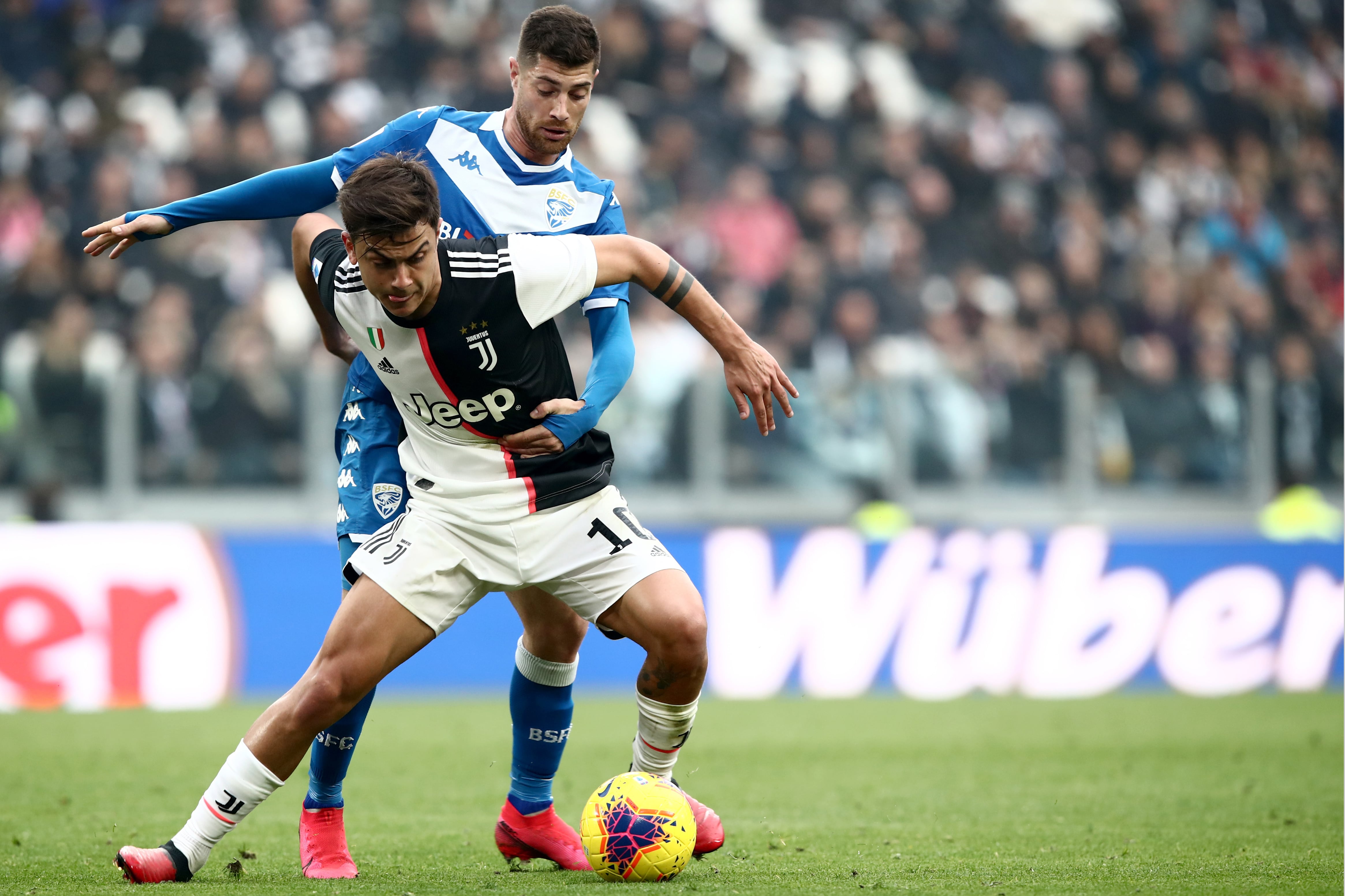 Dybala protege la pelota ante un rival. Ganó Juventus y sigue arriba en el Calcio.