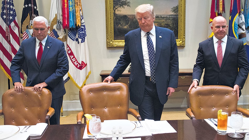 Trump y su vice Pence (izq.) defendieron un cambio del sistema de salud.