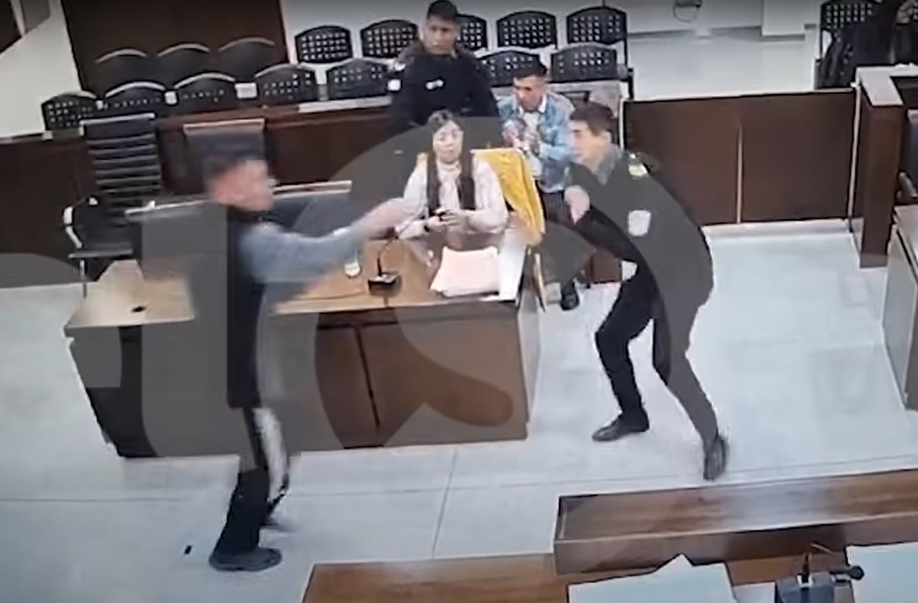 El detenido, en el momento en que saca el arma blanca de fabricación casera (Foto: Captura de video).