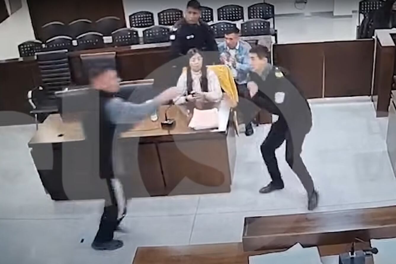 El detenido, en el momento en que saca el arma blanca de fabricación casera (Foto: Captura de video).