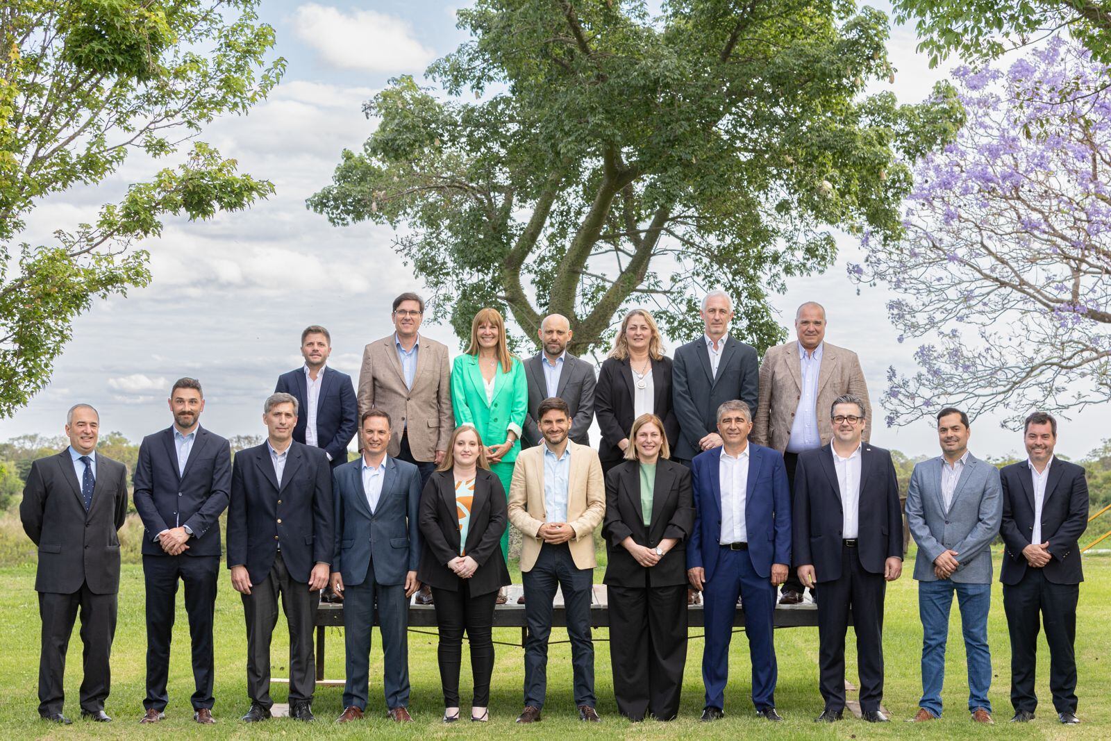 El gabinete posó para la foto de presentación al aire libre en Cayastá.