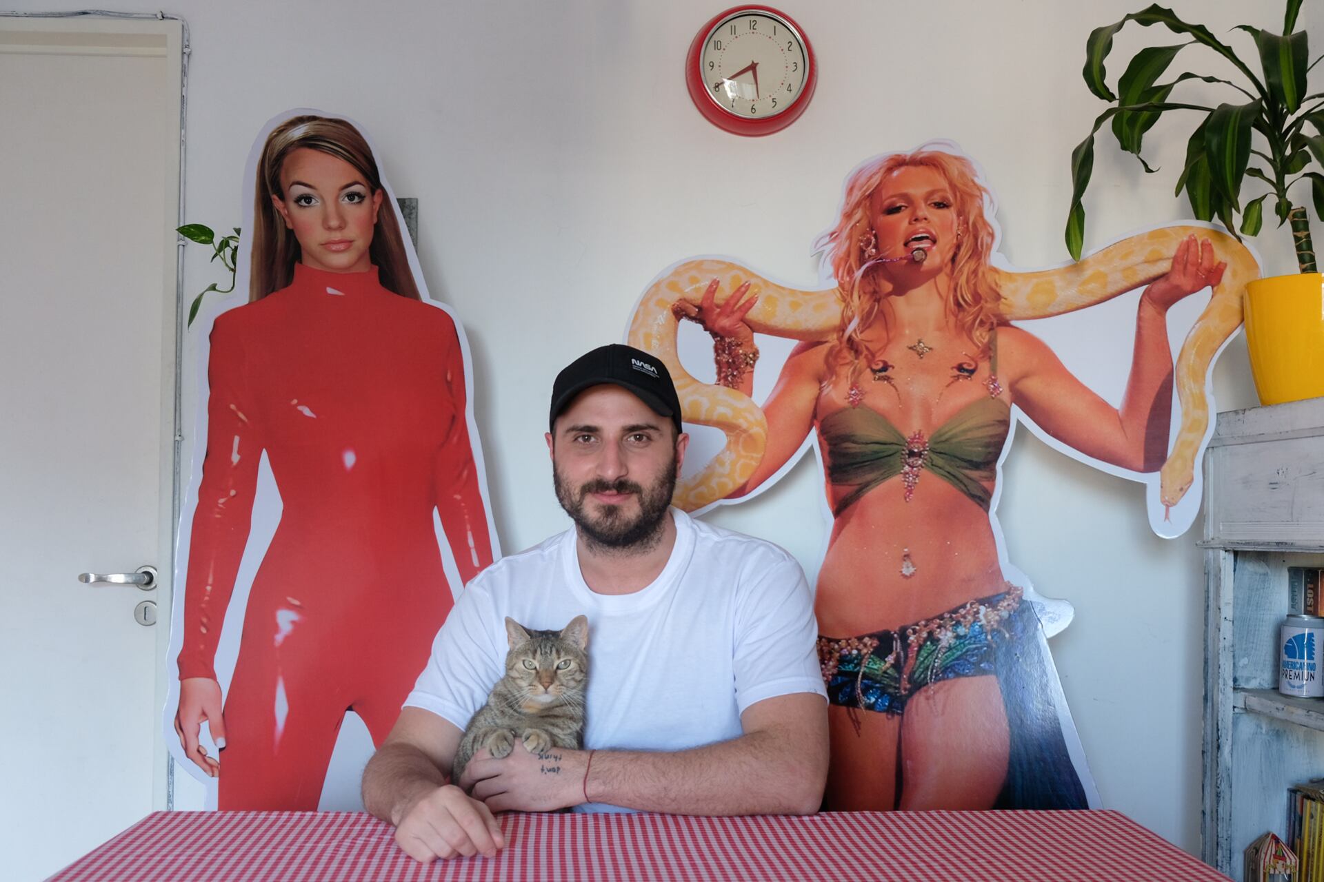 "Yo jodo con 'britnificar' pero en verdad es 'dignificar'", asegura Olmos. Su cuenta de Instagram combina fiestas y donaciones.