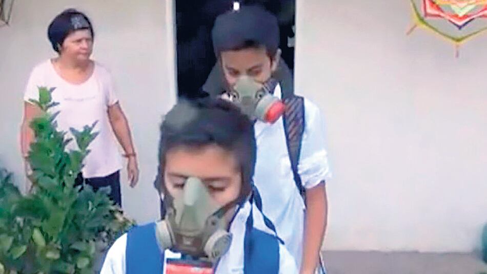 La escuela 54, de San José, fue fumigada con los chicos adentro.