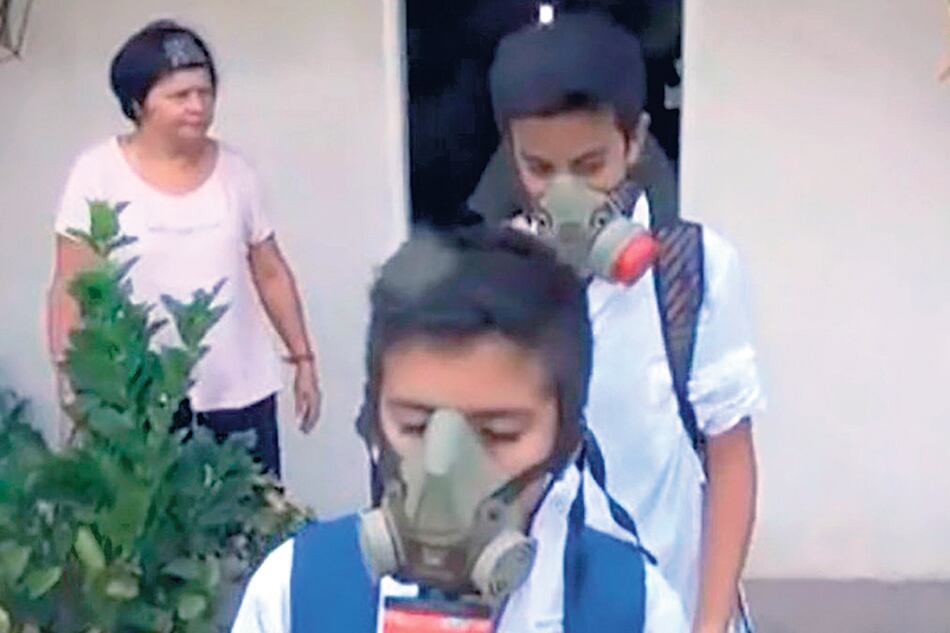 La escuela 54, de San José, fue fumigada con los chicos adentro.