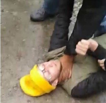 Las imágenes muestran la violencia de los policías contra los menores.